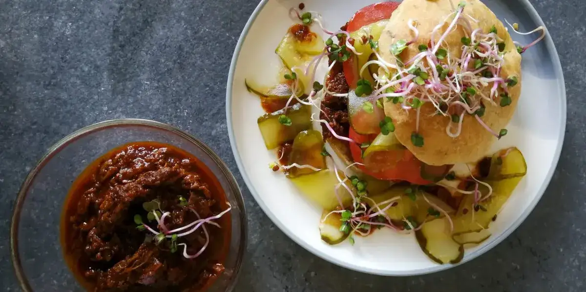 Zdjęcie Pyszny burger z szarpaną wołowiną - proste przepisy i porady kulinarne