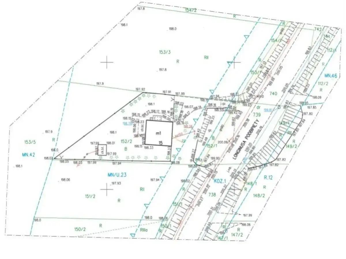Mapa geodezyjna działki z oznaczeniami, numerami działek i wysokościami. Planowanie co po zakupie działki staje się łatwiejsze z takimi danymi.