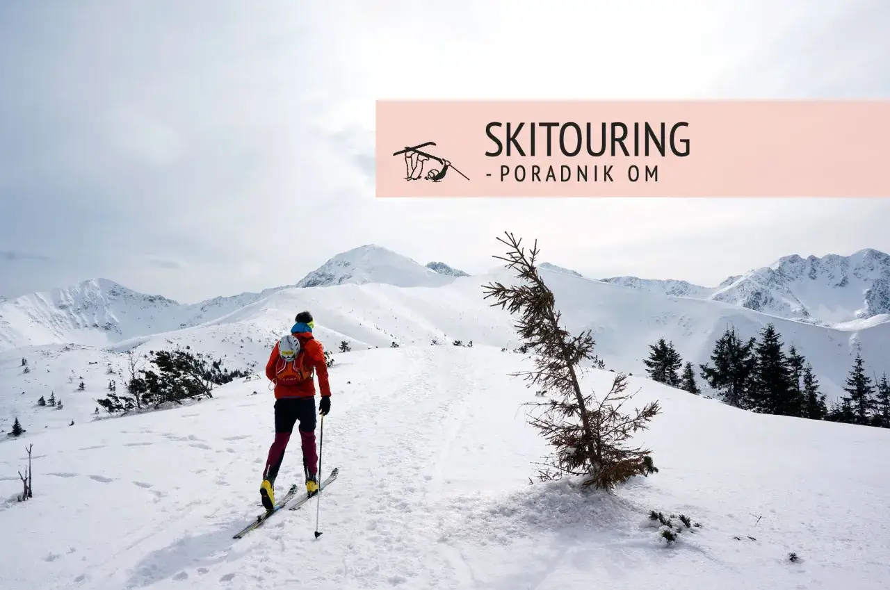 Osoba w pomarańczowej kurtce na nartach w g&oacute;rach. Przygotowania do ski tury w malowniczym, zimowym krajobrazie.