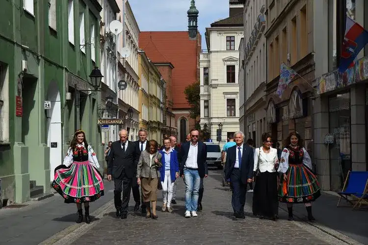 Nowoczesna Bydgoszcz ulica Długa ludzie