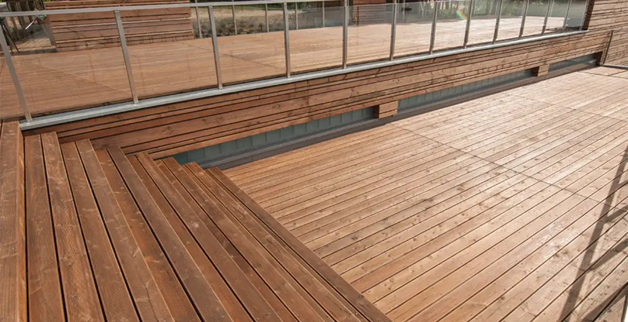 Porównanie desek tarasowych: drewno egzotyczne, modrzew, kompozyt