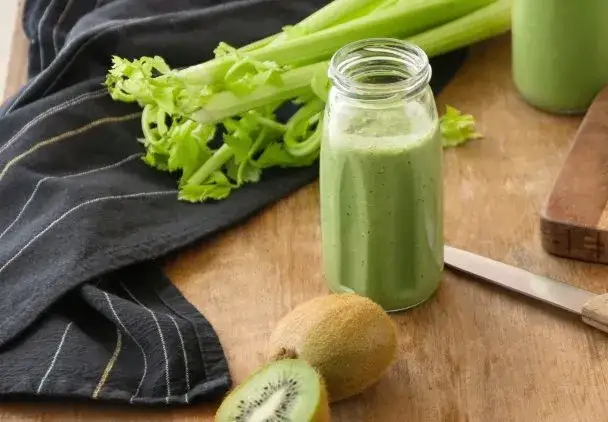 Koktajl z selera naciowego i kiwi w szklance