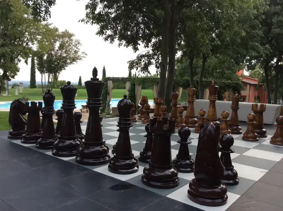 aranżacja ogrodu z dużymi szachami