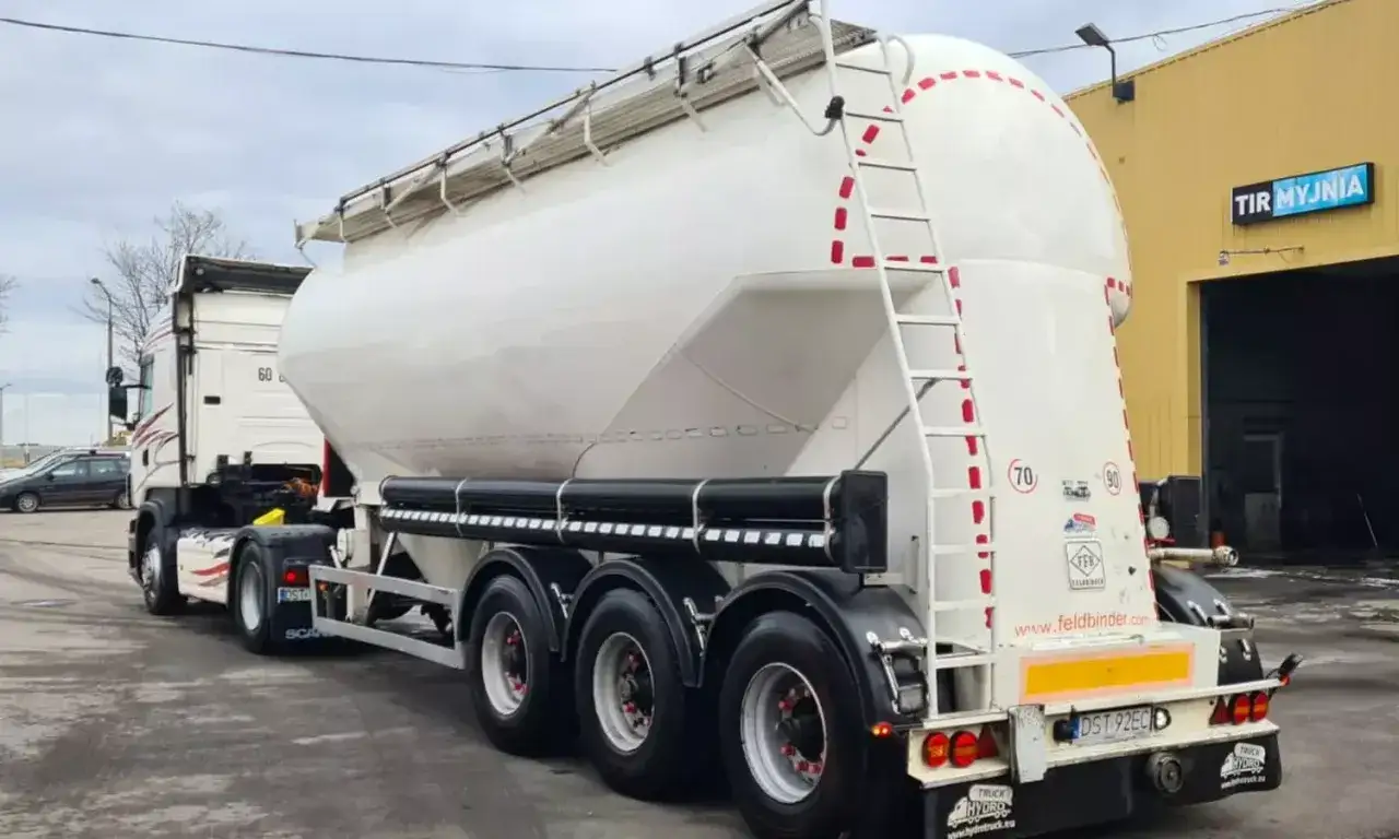 Ciężarówka z cysterną do przewozu materiałów sypkich. Zastanawiasz się, ile kosztuje tona klińca drogowego?