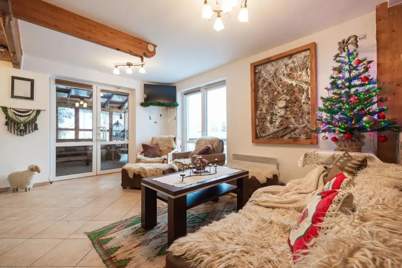 Przytulna bac&oacute;wka u Winiarskich. Choinka, owieczka i g&oacute;ralskie akcenty tworzą świąteczny klimat.