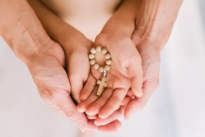 Zdjęcie Co oznacza różaniec pod poduszką i jak wpływa na twoje życie?