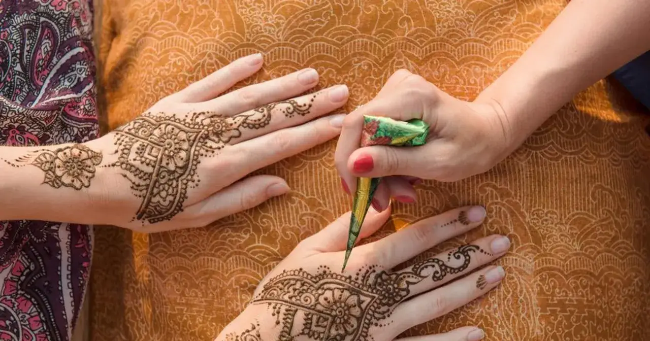 Naturalna henna vs czarna henna por&oacute;wnanie pasty i efektu na sk&oacute;rze