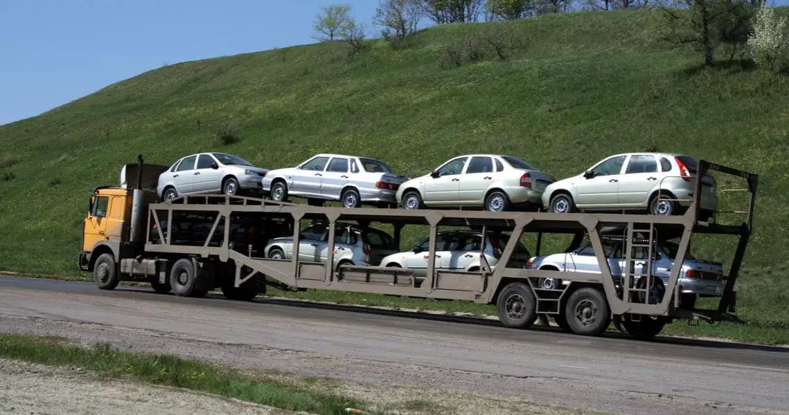 Laweta transportująca samochód