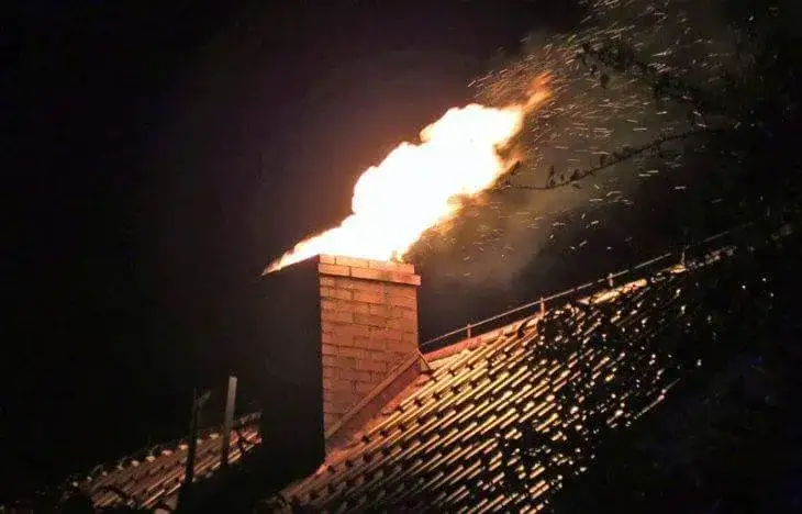 gorący komin pożar sadzy