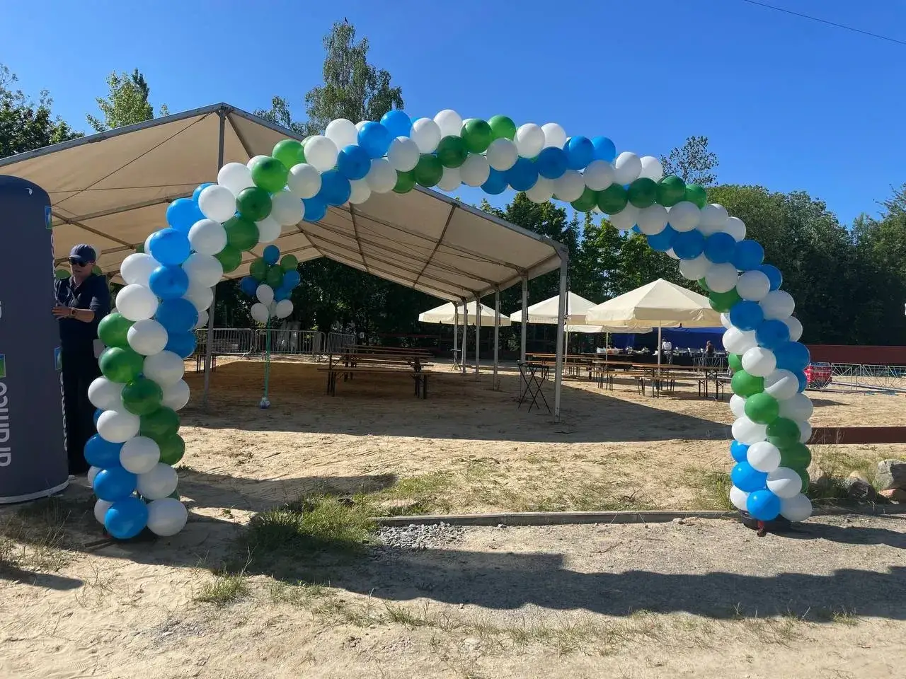 Kolorowy łuk na balony wita gości na imprezie plenerowej.