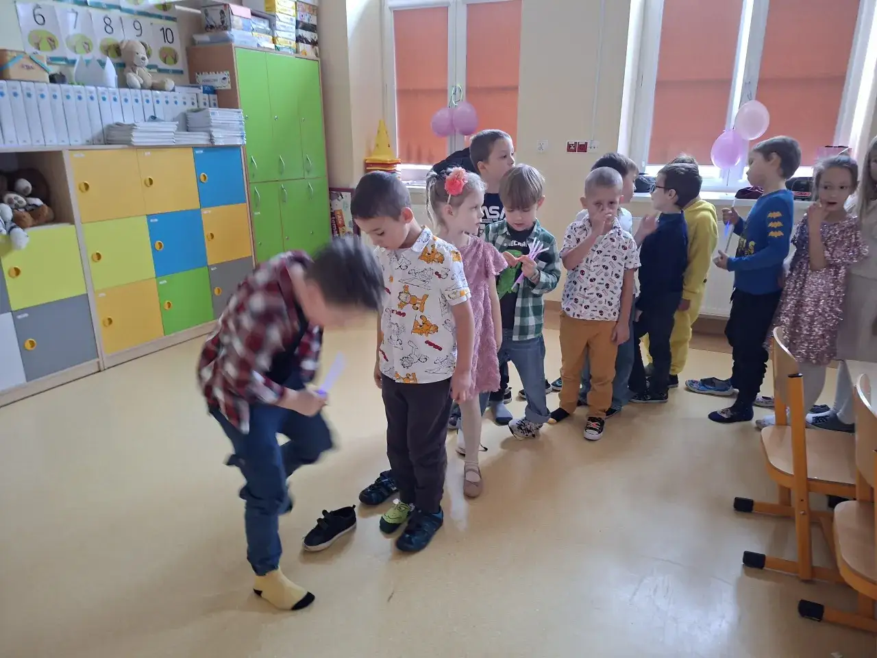 dziecko bawi się w przedszkolu radosne