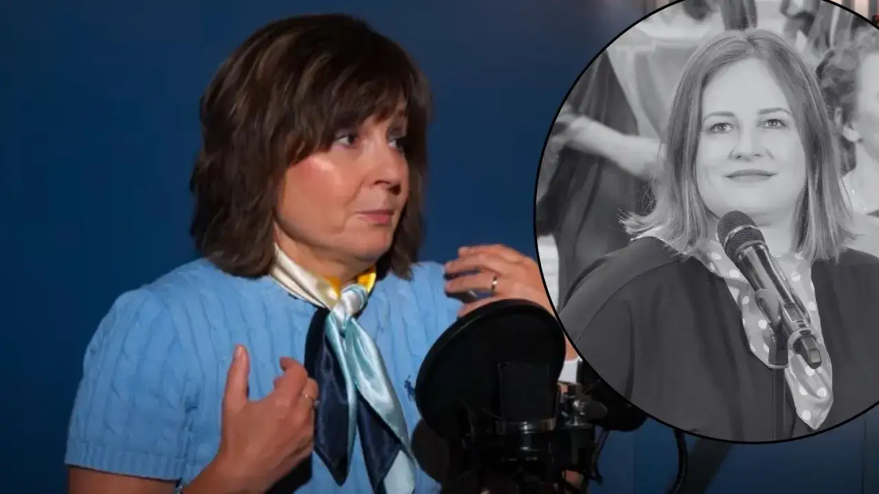 Joanna Kołaczkowska z córką, obie przed mikrofonem, jedna w kolorze, druga w czerni i bieli.