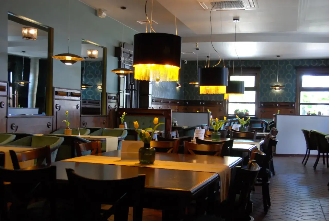 Eleganckie wnętrze restauracji, idealne miejsce, gdzie na lunch w Piotrkowie.