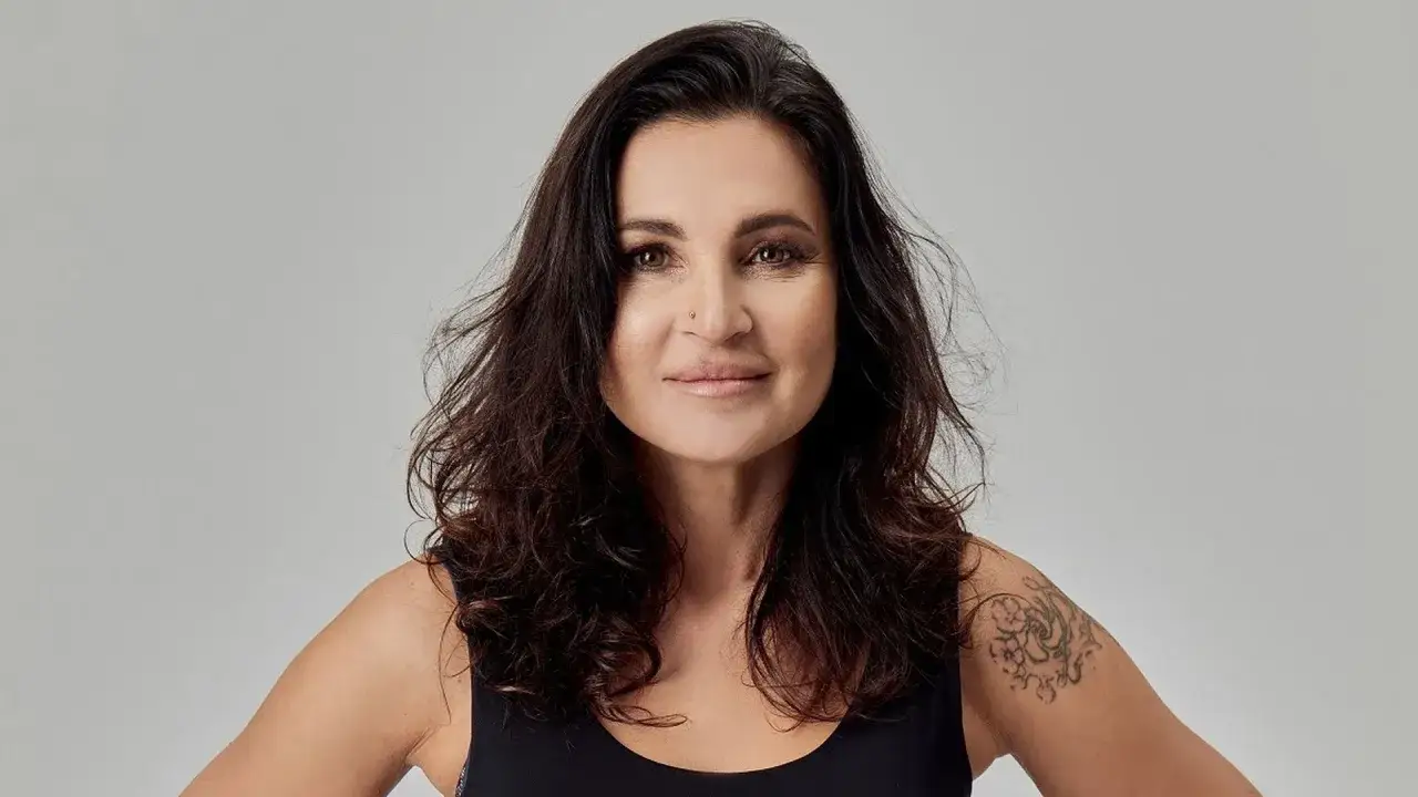 Joanna Zientarska, z mężem u boku, emanuje pewnością siebie. Jej ciemne włosy i tatuaż na ramieniu dodają charakteru.