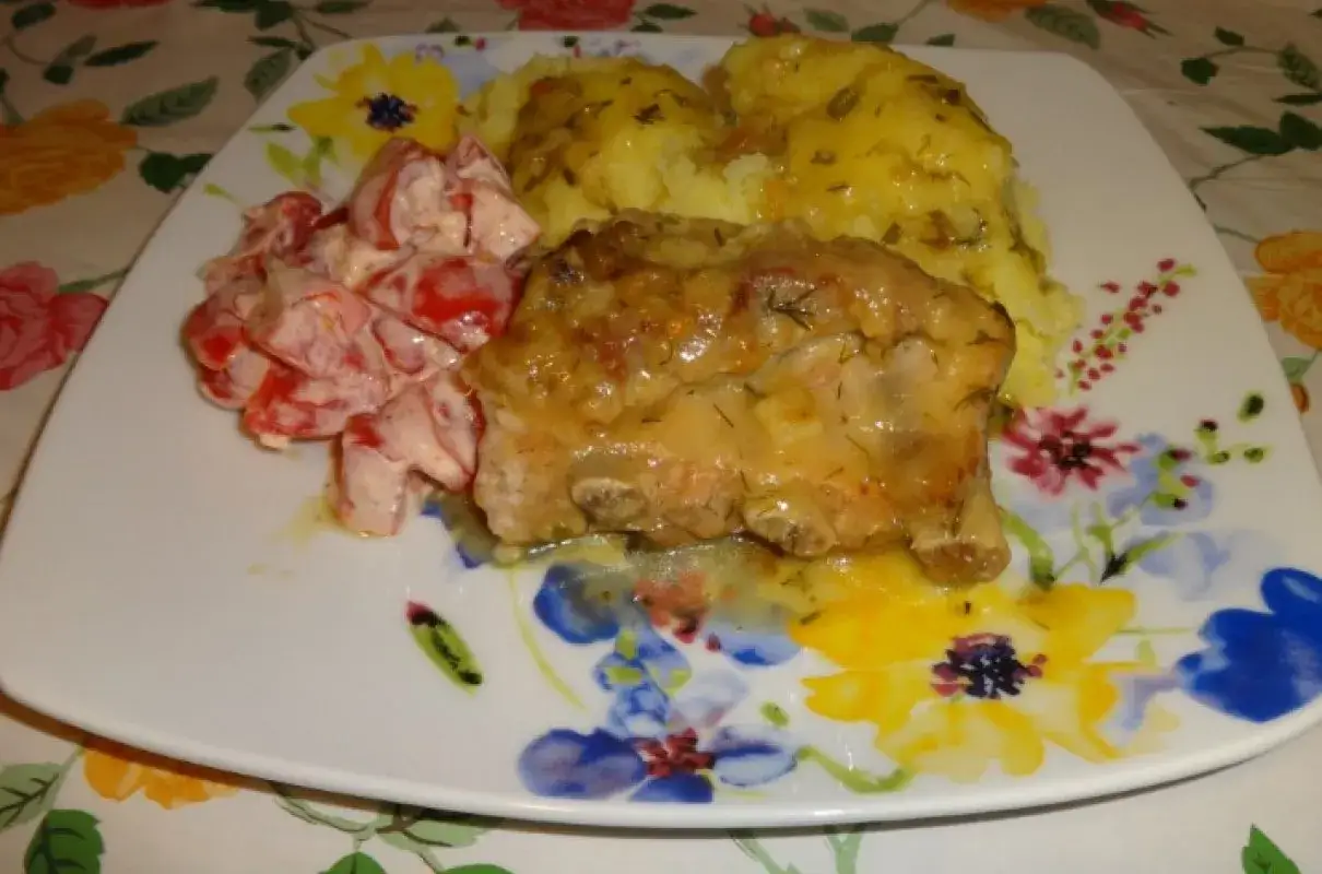 Żeberka w sosie z ziemniakami i surówką z pomidorów to idealny pomysł na obiad.