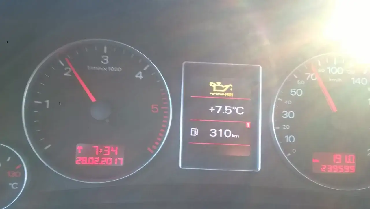 przyczyny niskiego poziomu oleju w silniku