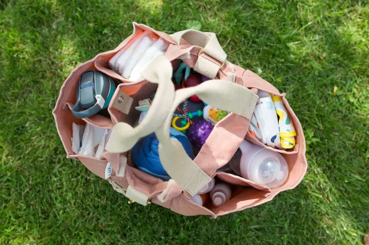 Pakowanie z dzieckiem do hotelu, walizka dla niemowlaka, podróż z dzieckiem