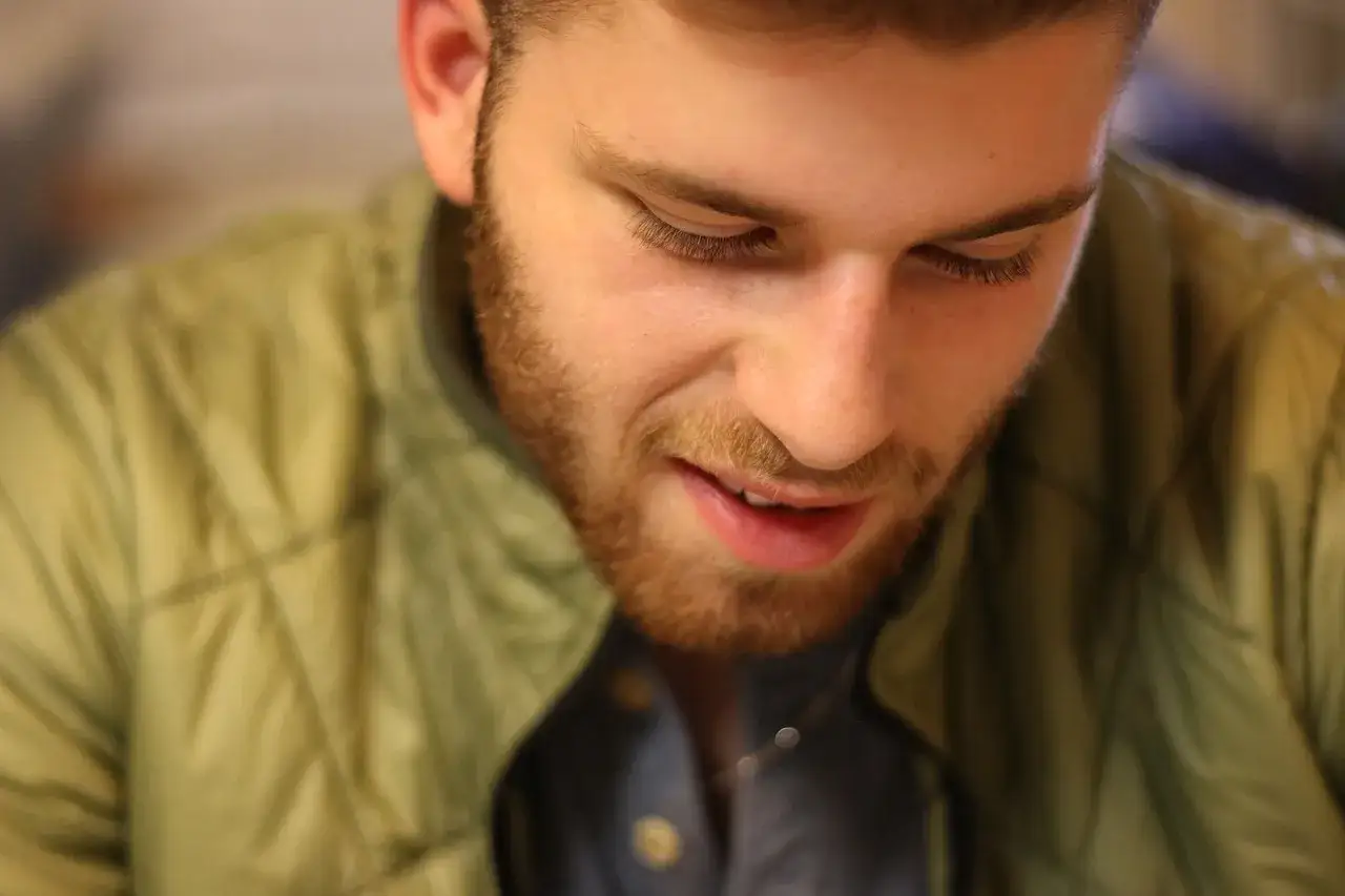 mężczyzna z kr&oacute;tkim zarostem, początkowy etap zapuszczania brody