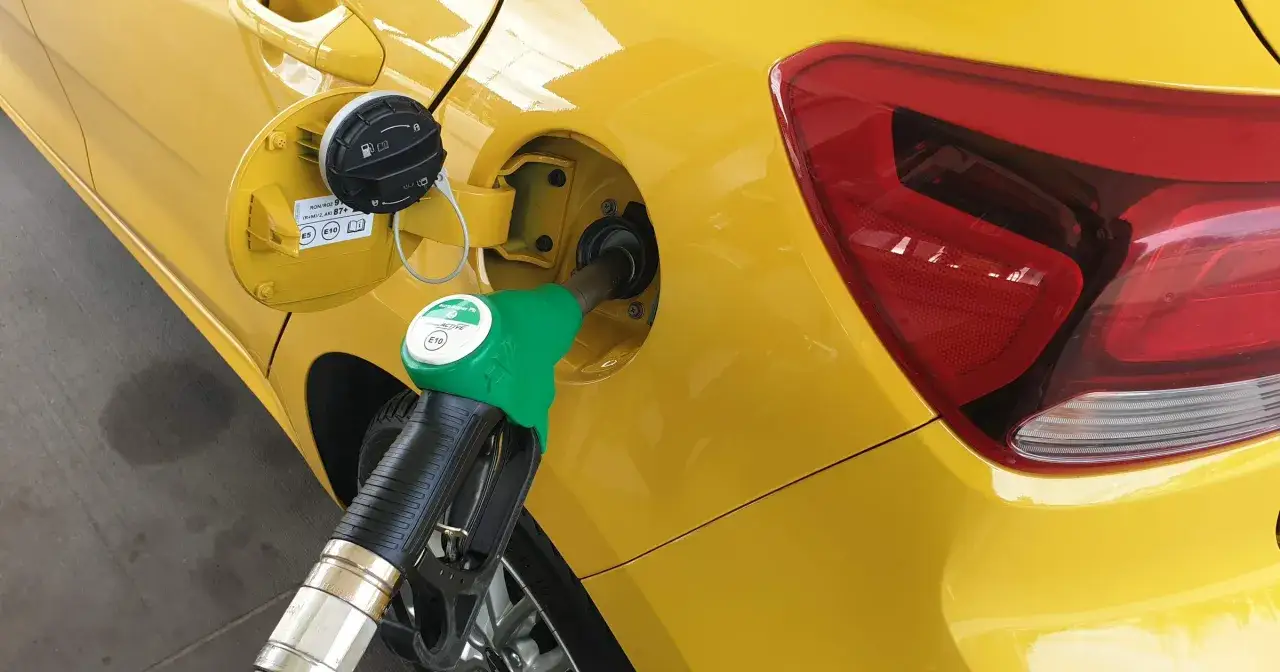 Tankowanie żółtego auta. Dylemat: czy to verva diesel co to za paliwo?