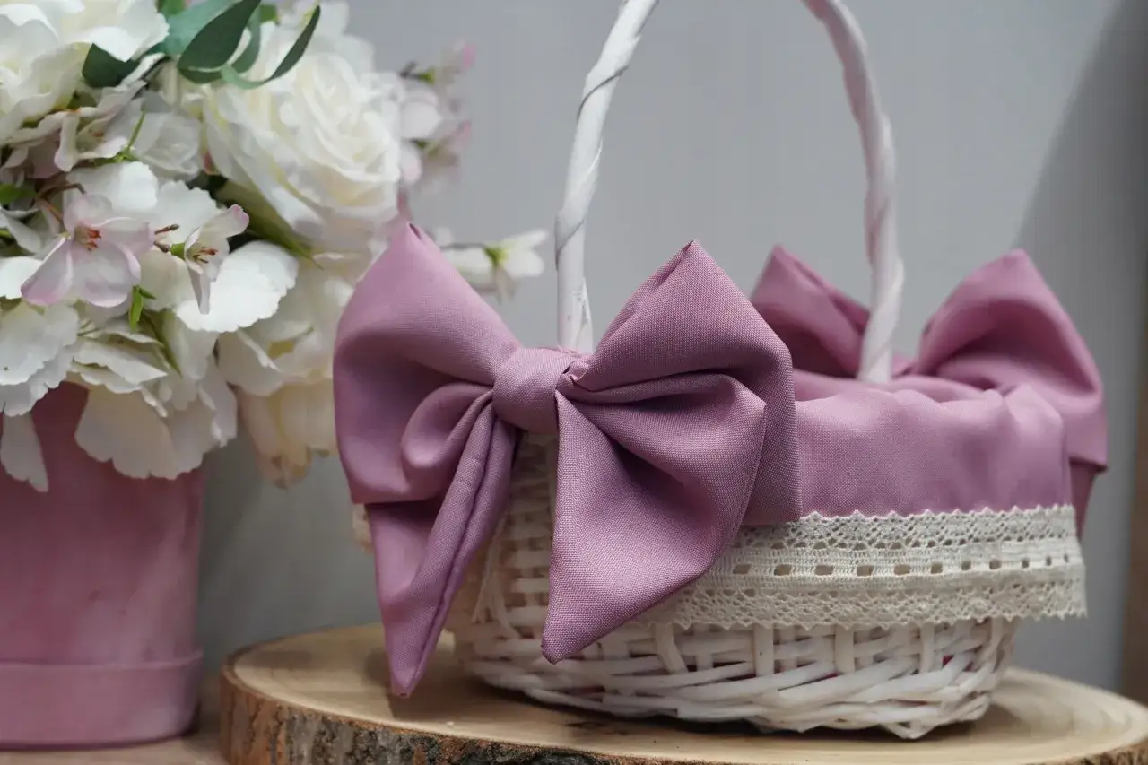 Ozdobny koszyczek wielkanocny z różową wstążką i koronką. Piękny sposób, jak ozdobić koszyczek wielkanocny wstążką, by wyglądał elegancko.