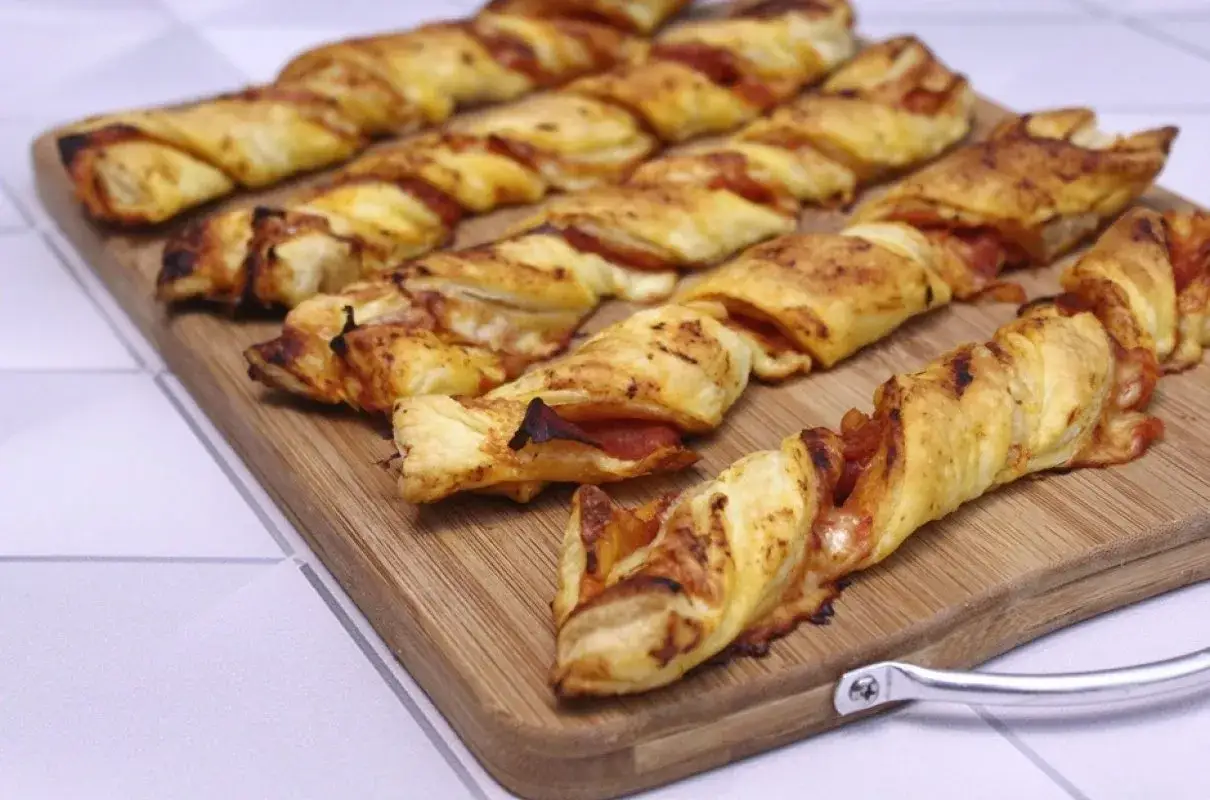 Złociste paluchy serowe z ciasta francuskiego, pieczone do perfekcji, kuszą chrupiącą sk&oacute;rką i ciągnącym się serem. Idealna przekąska!