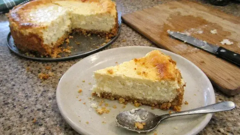 idealnie upieczony sernik z 1 kg sera, kremowy środek