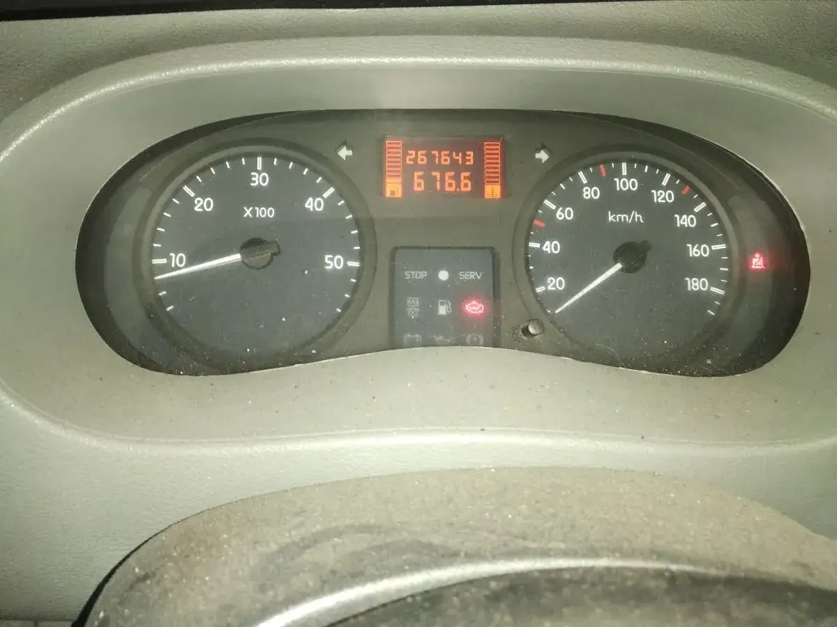 Panel kontrolny Renault Master 3: prędkościomierz, obrotomierz, wskaźnik paliwa i kontrolki.