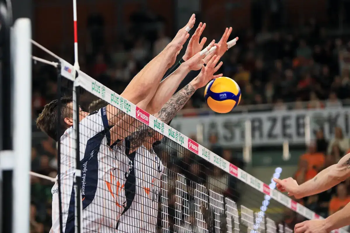 Siatkarze walczą o piłkę nad siatką. Emocje jak w tabeli ligi siatkówki mężczyzn.