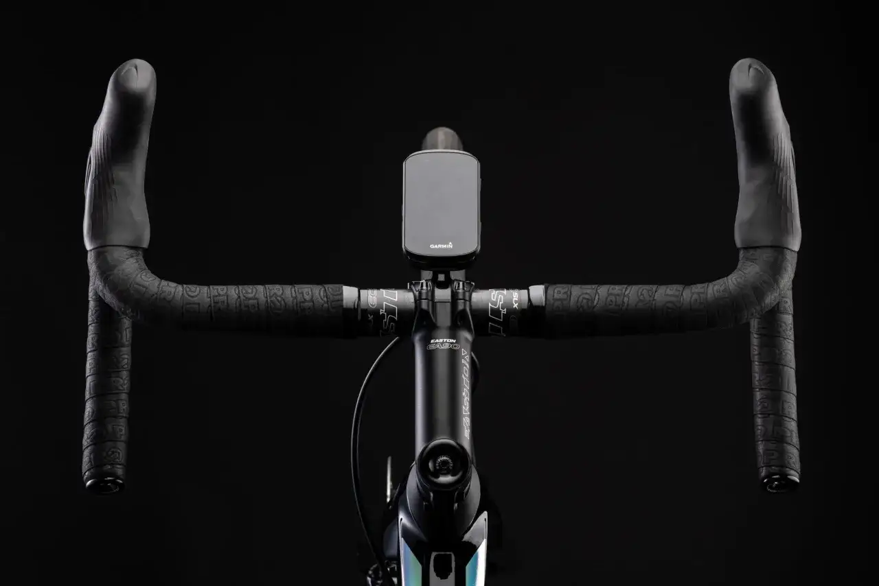 Kierownica rowerowa z owijką PRO, zamontowanym komputerem Garmin i mostkiem Easton. Gotowa na przygodę z Hammerhead Karoo 3.