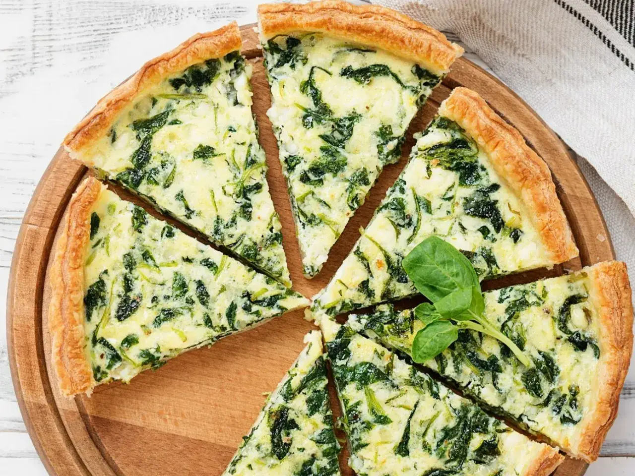 Tarta na kruchym spodzie ze szpinakiem i serem. Pyszna, domowa tarta, która sprawdzi się na każdą okazję.