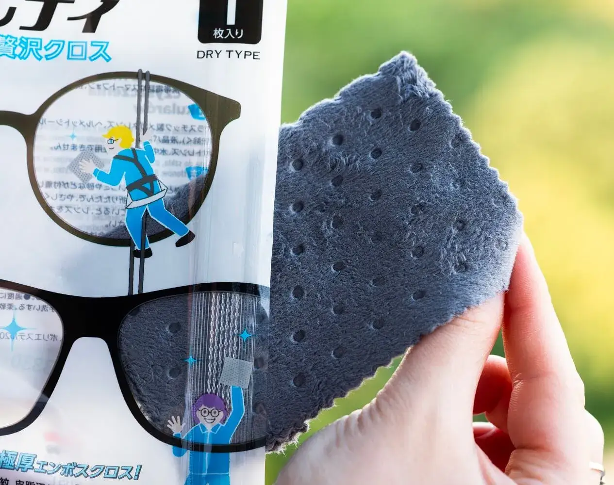 czyszczenie okular&oacute;w mikrofibrą