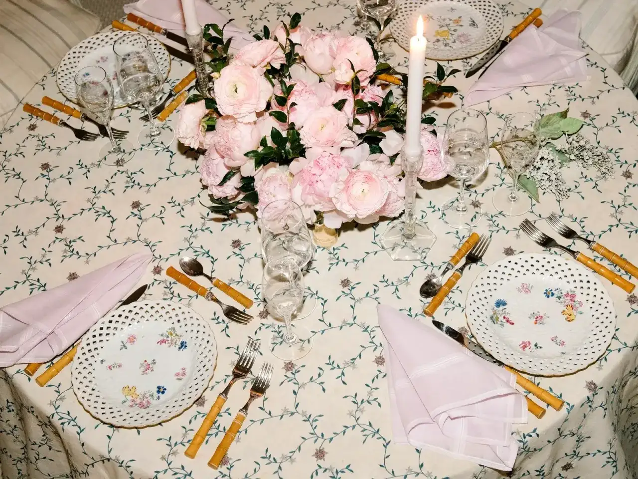 Modnie nakryty st&oacute;ł trendy 2024