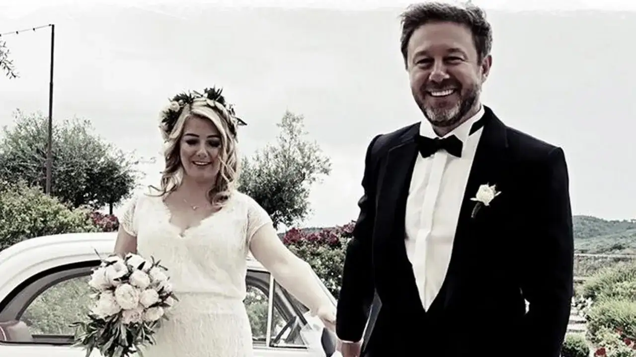 Para młoda, czy Andrzej Piaseczny jest w związku? Ona w białej sukni i wianku, on w smokingu.