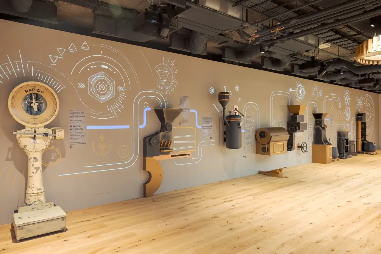 W Muzeum Czekolady Warszawa poznasz proces produkcji czekolady, od ważenia ziaren po prażenie.