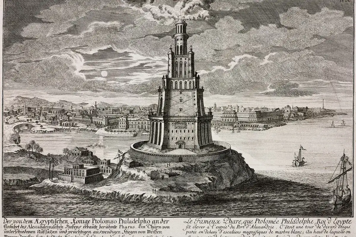 Starożytna latarnia morska na Faros, imponująca budowla wznosząca się nad portem w Aleksandrii, z widokiem na miasto i morze.