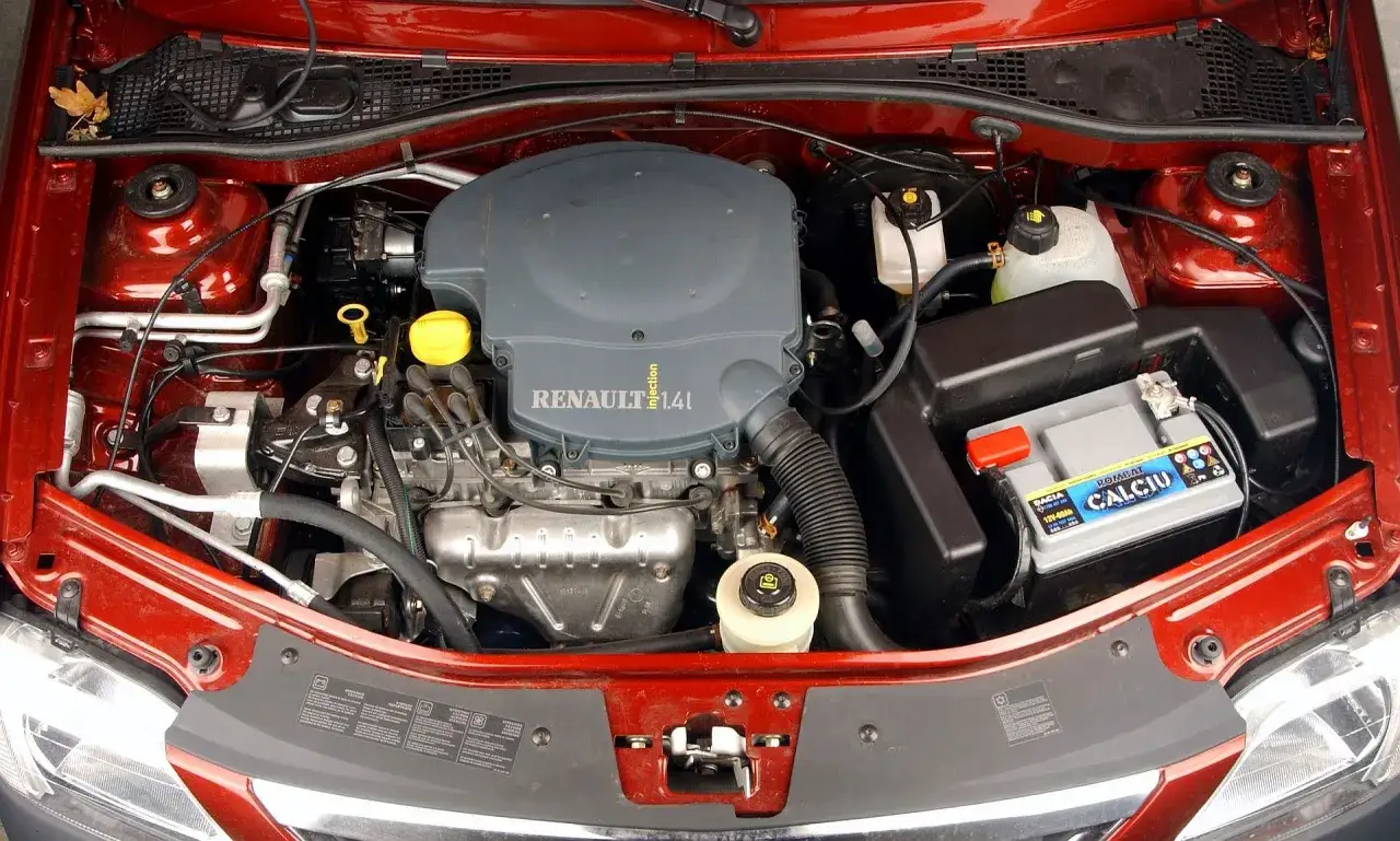 Silnik Renault 1.4i w Dacia Logan Van. Widoczny akumulator i elementy układu chłodzenia.