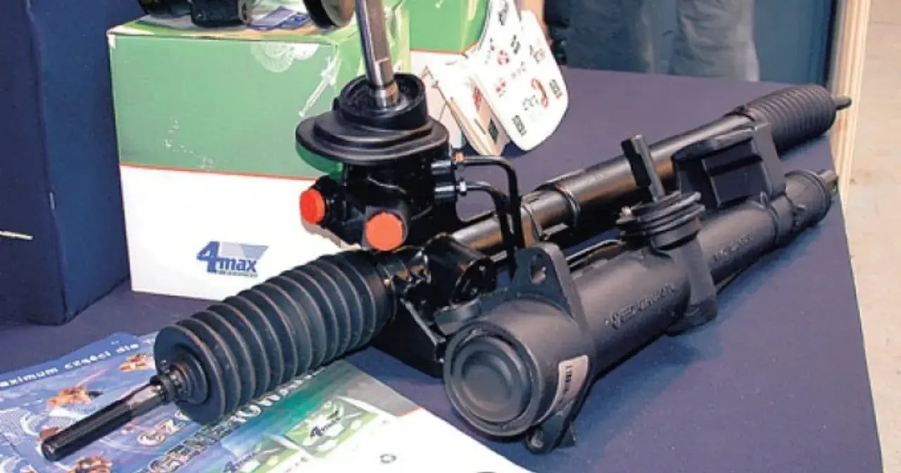 Nowy element układu kierowniczego, gotowy do montażu. Dowiedz się, jak odpowietrzyć układ wspomagania kierownicy po wymianie.