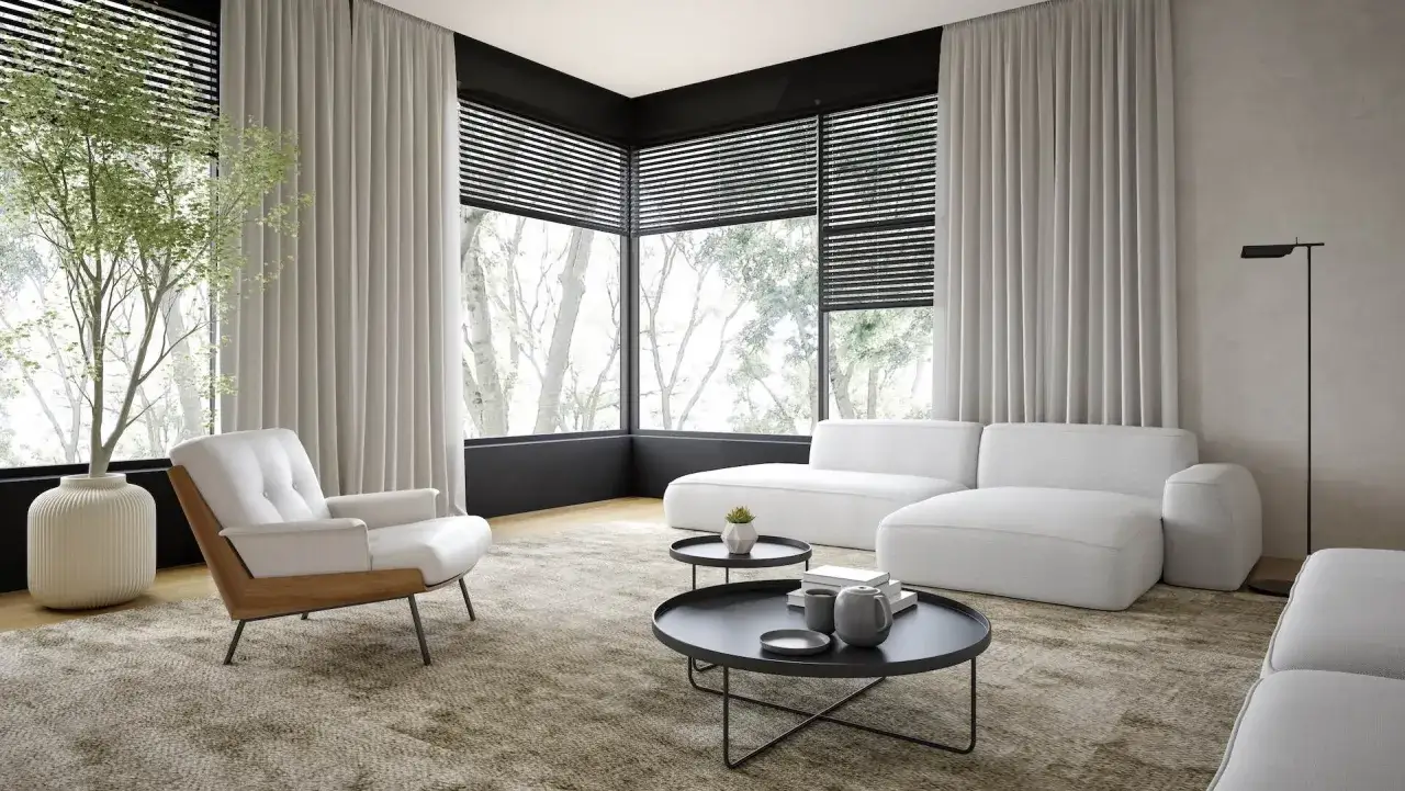 Jasne, zwiewne zasłony do salonu tworzą przytulną atmosferę. Białe meble i drewniane akcenty dopełniają nowoczesny wystrój.