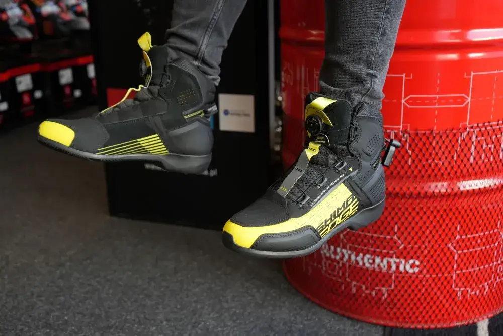 buty motocyklowe sk&oacute;rzane vs syntetyczne