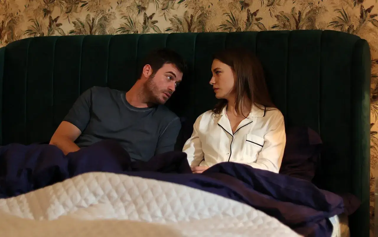 Para w ł&oacute;żku, wpatrująca się w siebie. Scena z serialu 