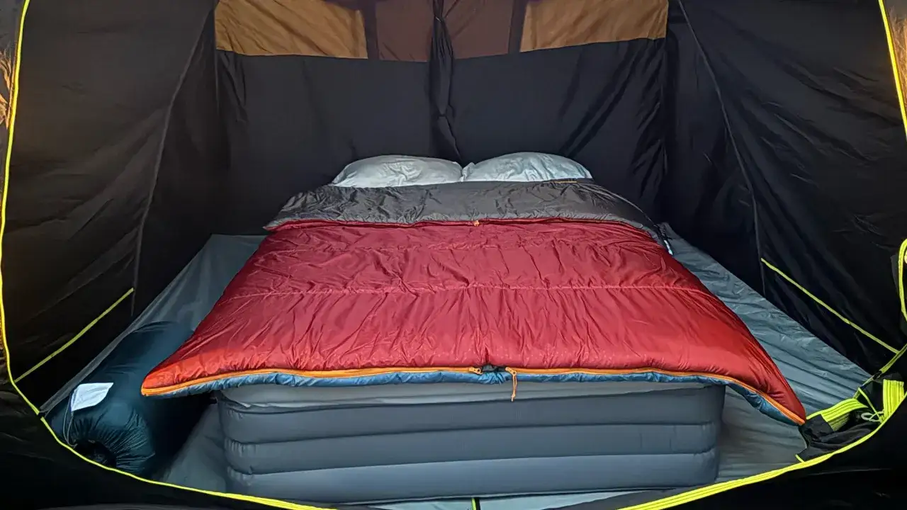 Wygodne spanie w namiocie: dmuchany materac, śpiwór i poduszki zapewniają komfortowy wypoczynek.
