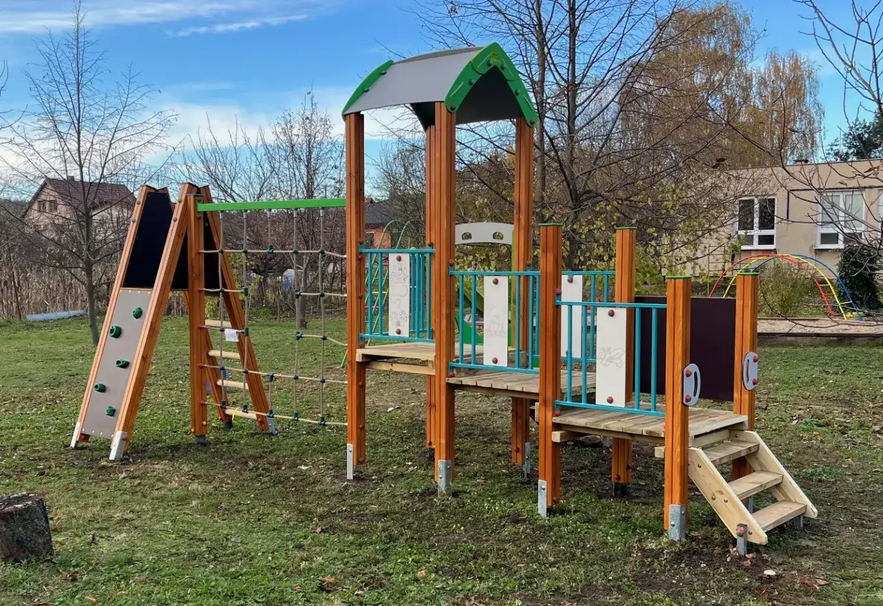 Jak zbudować plac zabaw dla dzieci? Oto nowoczesna konstrukcja z drabinkami, linami i zjeżdżalnią, gotowa do montażu.