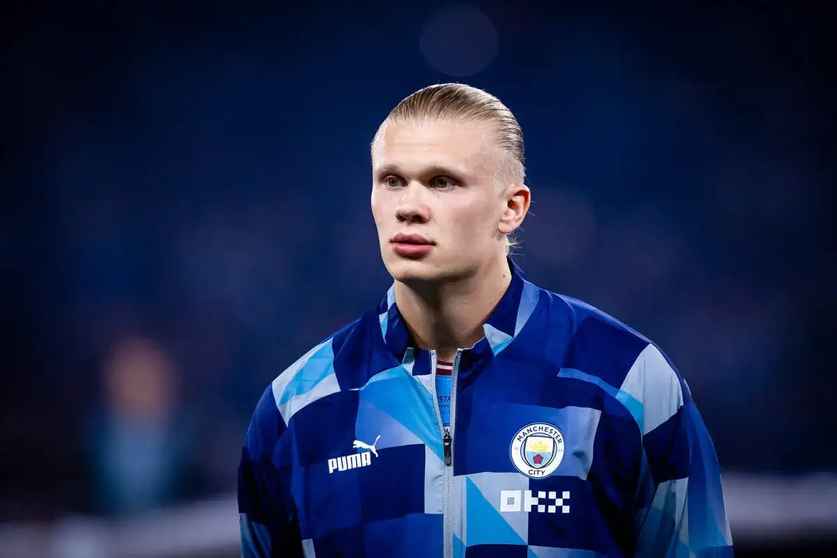 Erling Haaland, król strzelców Premier League, w niebieskiej kurtce Manchesteru City.