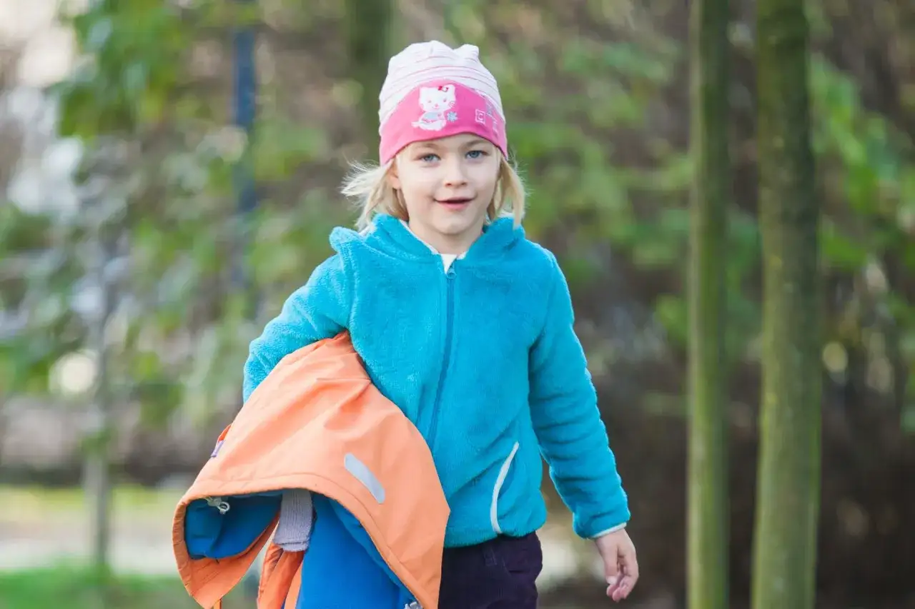 Dziecko w przedszkolu ubierające się na cebulkę