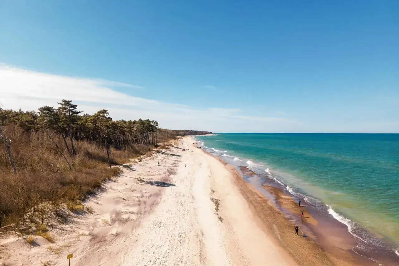 Piękna plaża i las sosnowy nad morzem. Idealne miejsce na turnus rehabilitacyjny z dofinansowaniem PFRON.