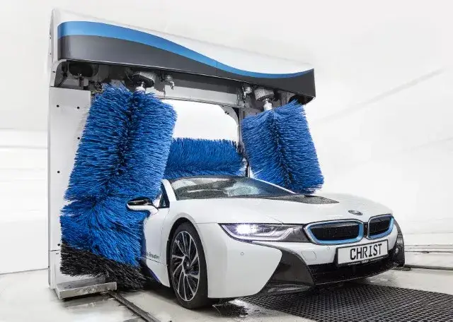 auto wjeżdżające do myjni automatycznej