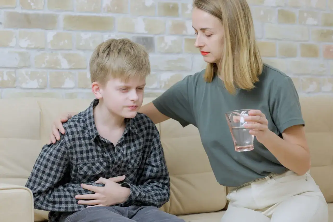 Rodzic uspokajający wymiotujące dziecko