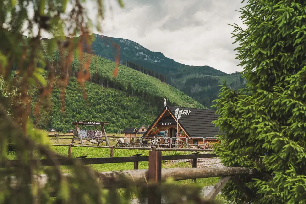 Bac&oacute;wka Biały Potok, g&oacute;rski domek z napisem 