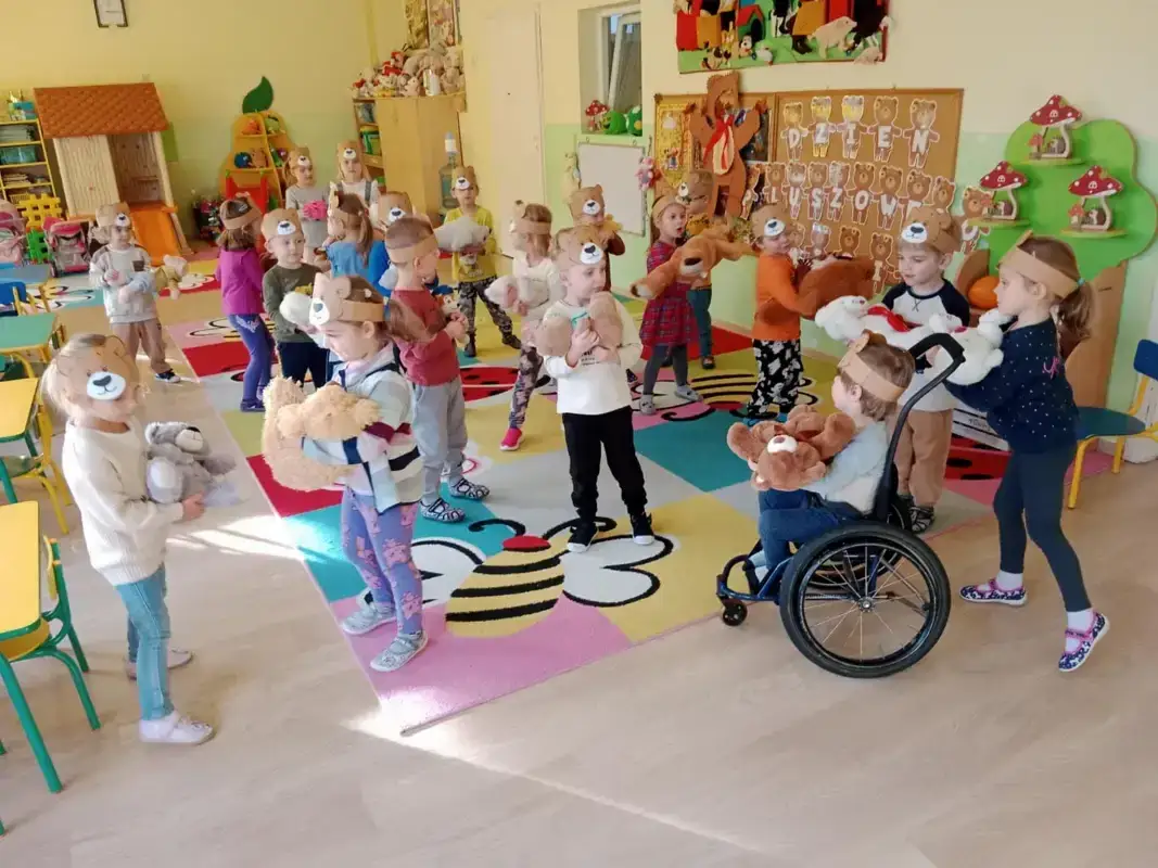 dzieci bawiące się z pluszowymi misiami w przedszkolu
