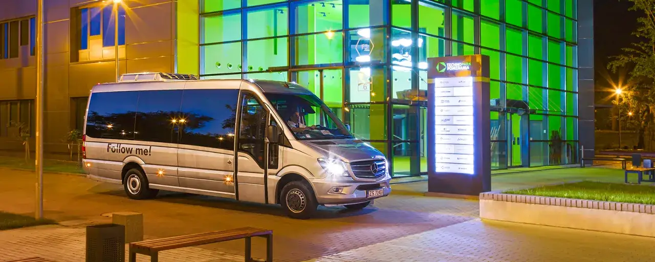 Nowoczesny bus weselny z dekoracjami, elegancki transport gości